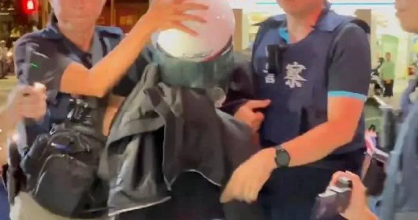 林士傑案口罩哥真面目曝光！返抵台南偵訊　頭戴安全帽不發一語
