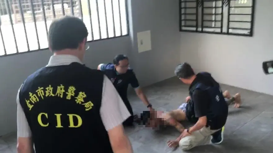 影/林士傑案攻堅畫面曝！關鍵口罩男「只穿條內褲」被壓制
