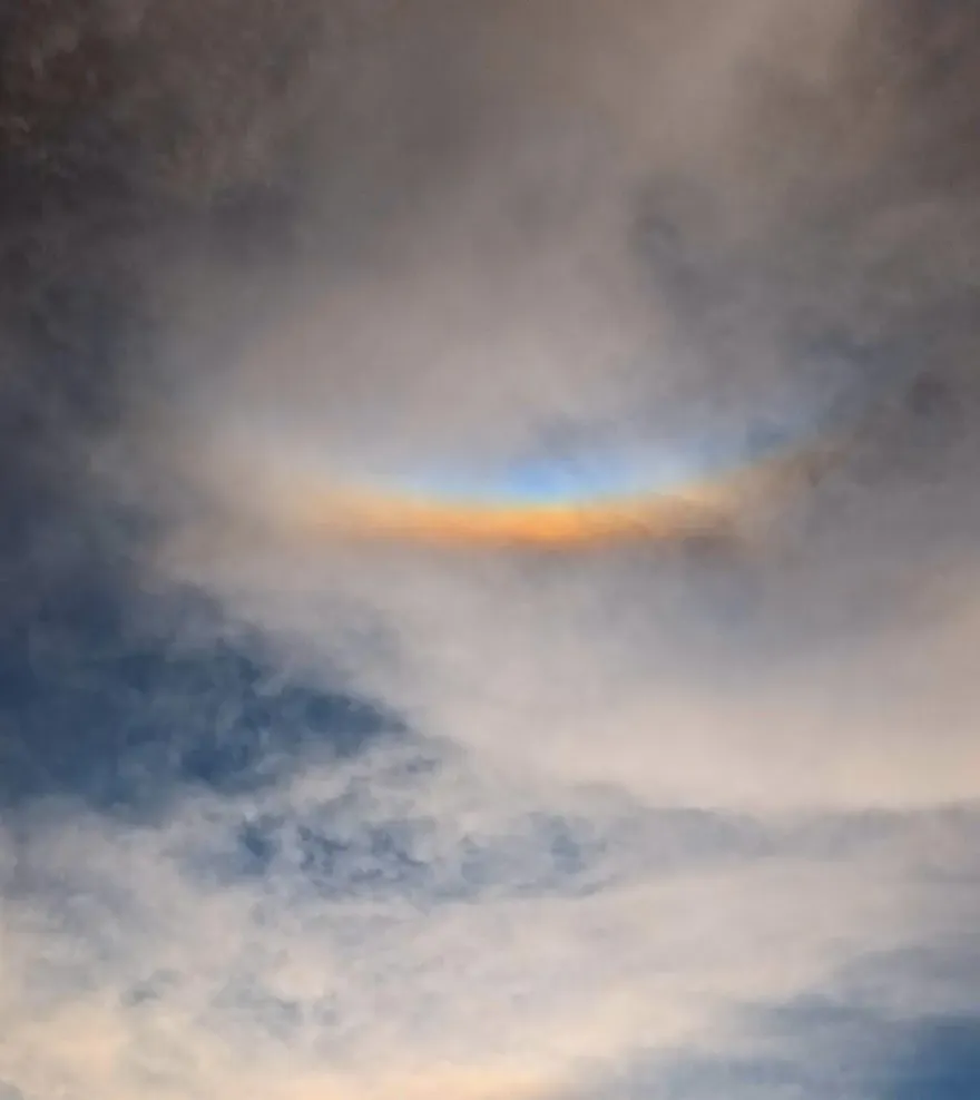 不是彩虹！天空高掛「微笑雲彩」罕見奇景　鄭明典親揭謎底