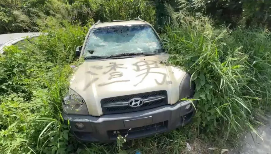 影/休旅車遭砸爛引擎蓋噴「渣男」　停放地點曾是賭場警追查