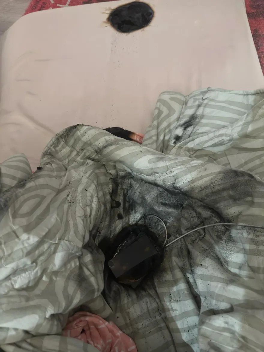 影/行動電源突起火「床燒出黑洞」！媽媽驚醒抱兒逃出　嚇喊：不敢再用了