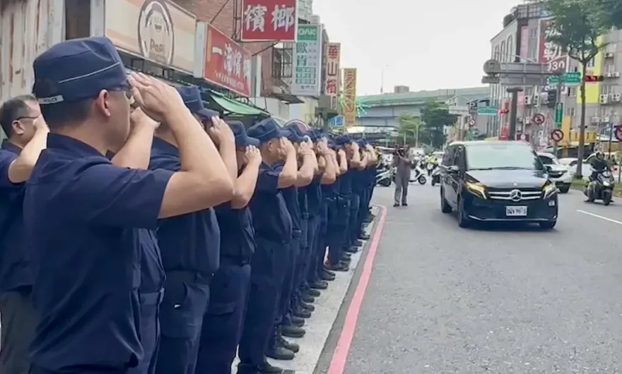 快訊/鼻酸！殉職警黃瑋震遺體車隊繞行分局　所長喊完「任務結束」下起大雨