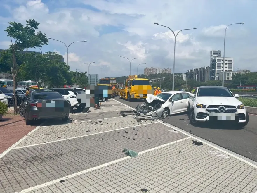 快訊/楊梅休息站轎車不明暴衝　5車毀零件散一地、2傷