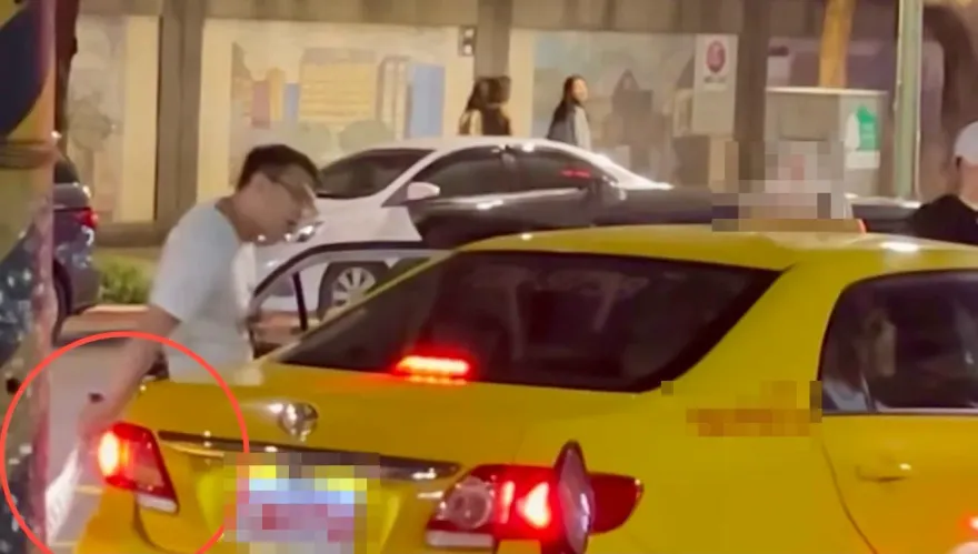 影/暴走男不滿被小黃乘客「嘲笑」　當街攔車亮開山刀嗆聲