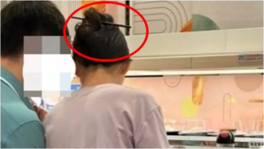 妹子慘了！吃爭鮮「筷子當髮簪」　業者：有損商譽考慮追究