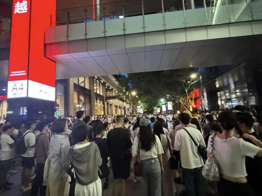 信義區香堤大道深夜「大縱酒」快閃！人擠成沙丁魚「山上都聽到聲音」