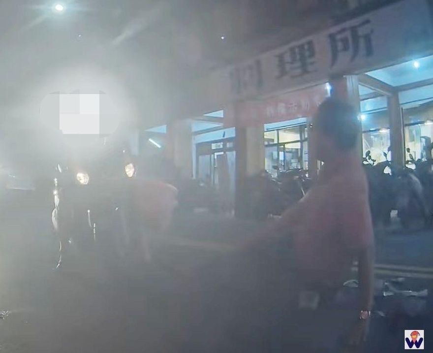 影/北市信義區低頭伯遭撞「手上鈔票噴飛」 網虧：真實版GTA爆金幣