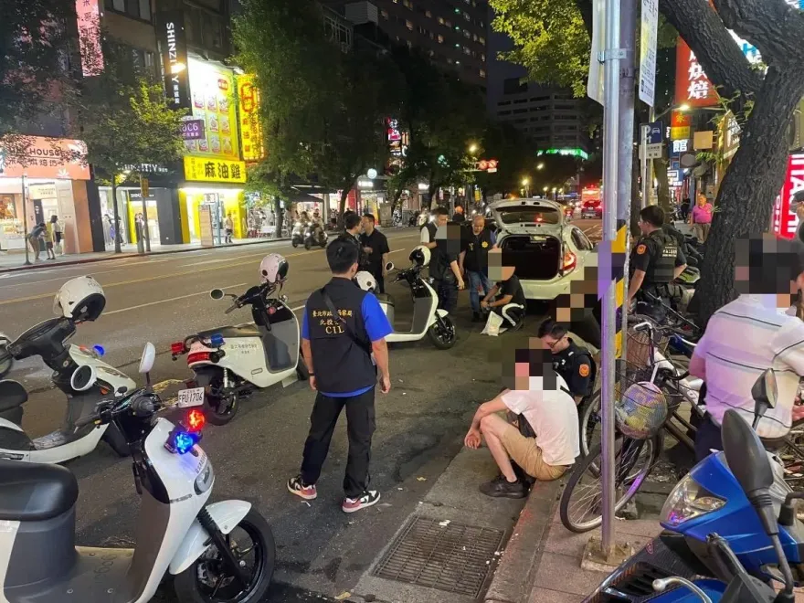 影/為討160萬酒錢！北投崇仁路當街擄人　警攔截圍捕逮4嫌