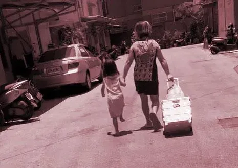 新竹狠母逼女兒「赤腳中午走柏油路」！　社工陪就醫「目前已安置」全案調查中