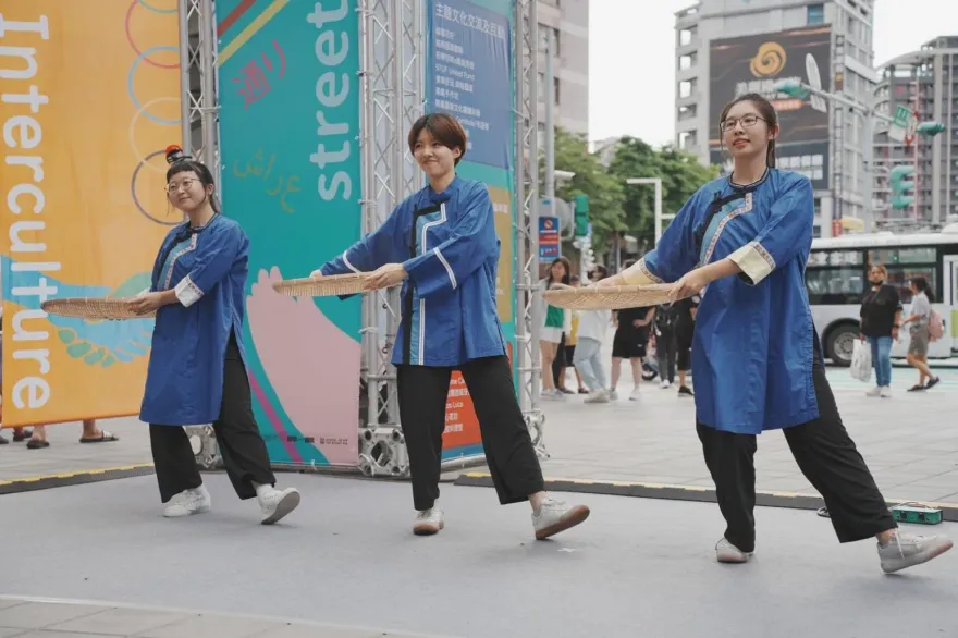 「Young Young」都來玩街頭！　板橋府後廣場吹起異國風