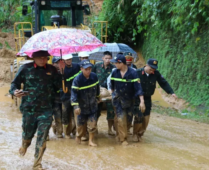 影/慘遭活埋！越南暴雨引發土石流致11死　倖存者：拼命刨土保持呼吸