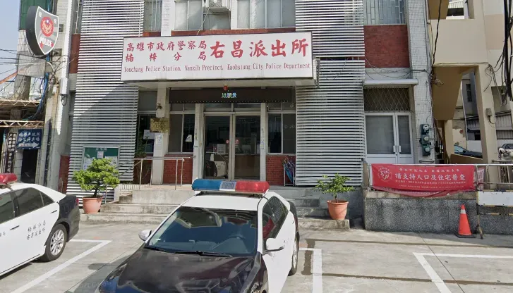 大條了！高雄右昌派出所驚見國旗「倒掛」　警：清晨天色暗不慎掛反