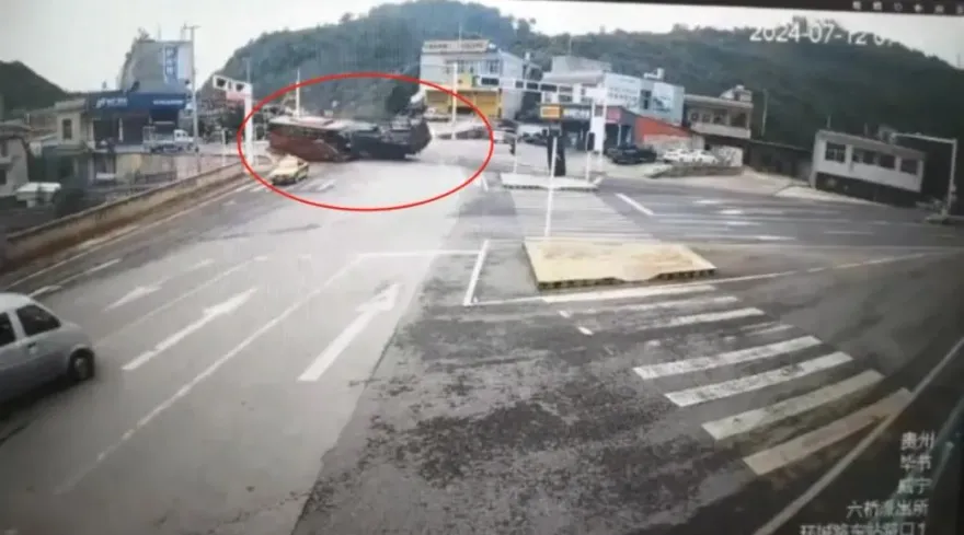 影/驚悚片！聯結車失控路口突衝出　巴士攔腰被撞墜落「2層樓」陡坡多人死傷