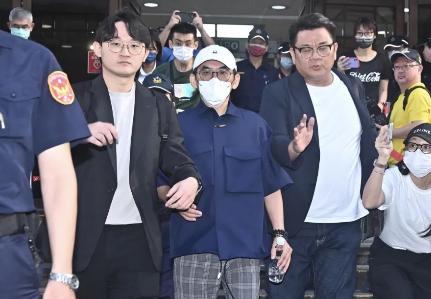 快訊/歷經2小時庭審！律師陪同下黃子佼快步離去　全程沉默不甩媒體