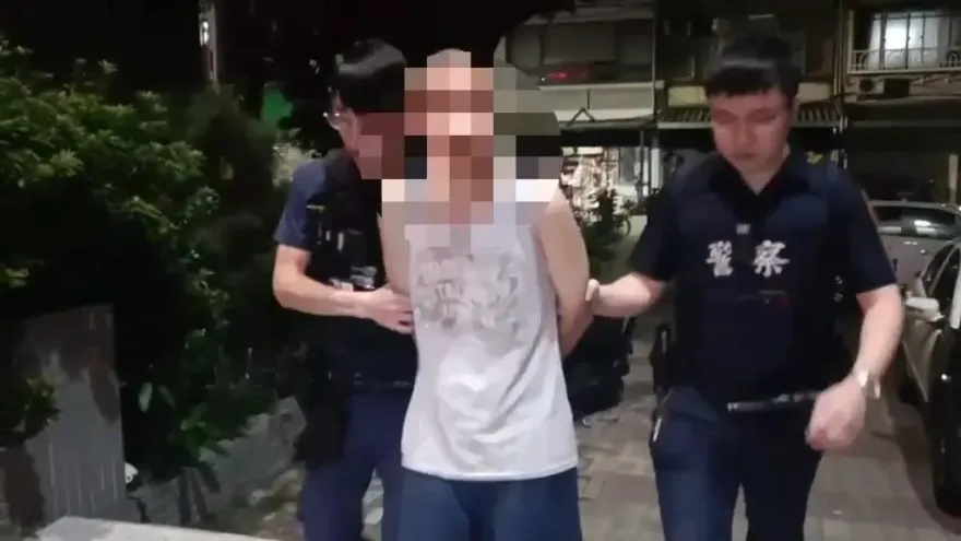 快訊/三重男持刀砍姊！疑因做家事起糾紛　姊「背部插刀」急送醫