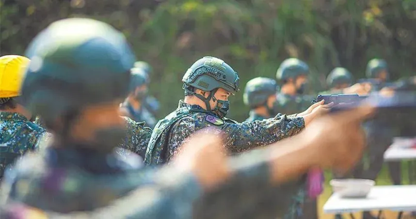 海軍陸戰隊遺失手槍「集資買玩具槍放械庫混充」　指揮官、營長遭懲戒休職6月