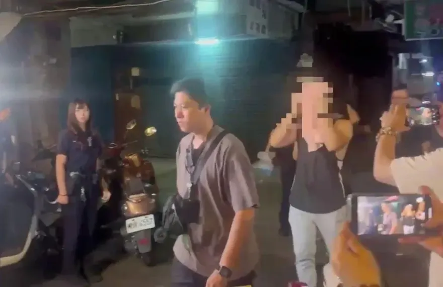 影/1樓51鳳被逮！萬華警衝淫窟逮賣春女　3人跳樓逃1人腳趾斷