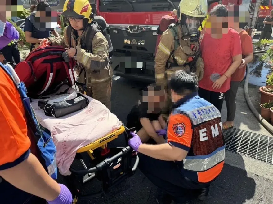 快訊/台南安定4樓高民宅大火！疑充電器燃燒起火　婦人一度受困