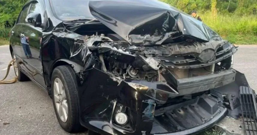無號誌路口車禍！金門轎車卡進貨車底「車頭全毀」　2傷送醫
