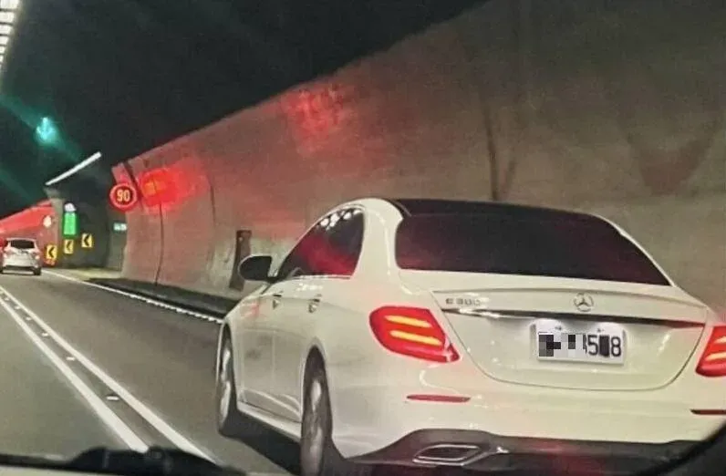 影/雪隧驚見「蓋牌賓士」！正義哥報警跟20公里「還下交流道」　未見警蹤影