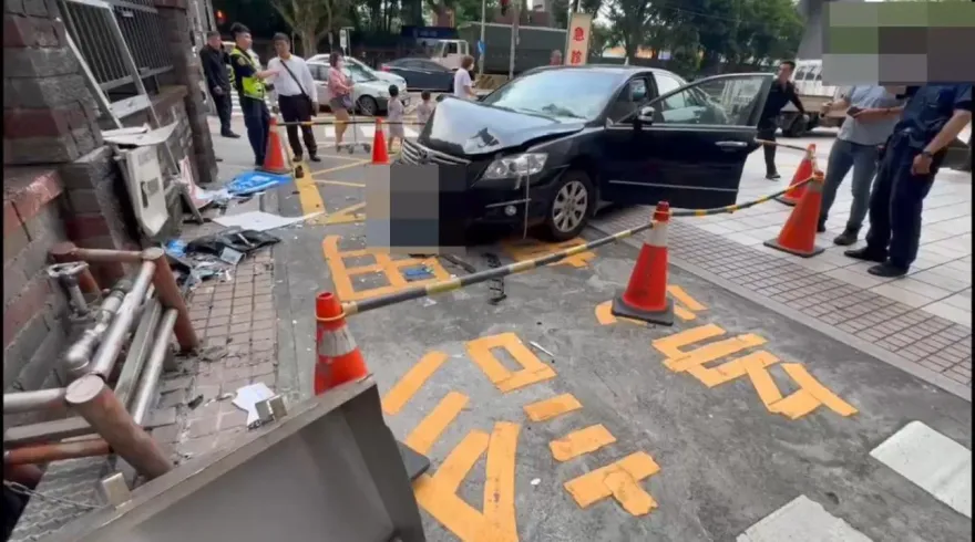 快訊/新北三峽恩主公醫院前嚴重車禍　孕婦駕車暴衝2行人1命危1受傷