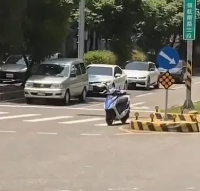 太誇張！騎士停等紅燈棄車躲樹蔭乘涼　最高罰3萬6