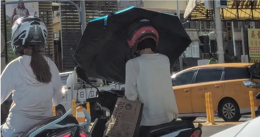 天氣熱得如烤番薯！高雄女騎士「自備法寶」遮陽　網嘆：沒妨礙別人