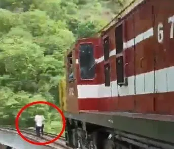 影/為賺流量不要命！夫妻鐵軌拍片「火車逼近」　急跳9樓高大橋摔成重傷