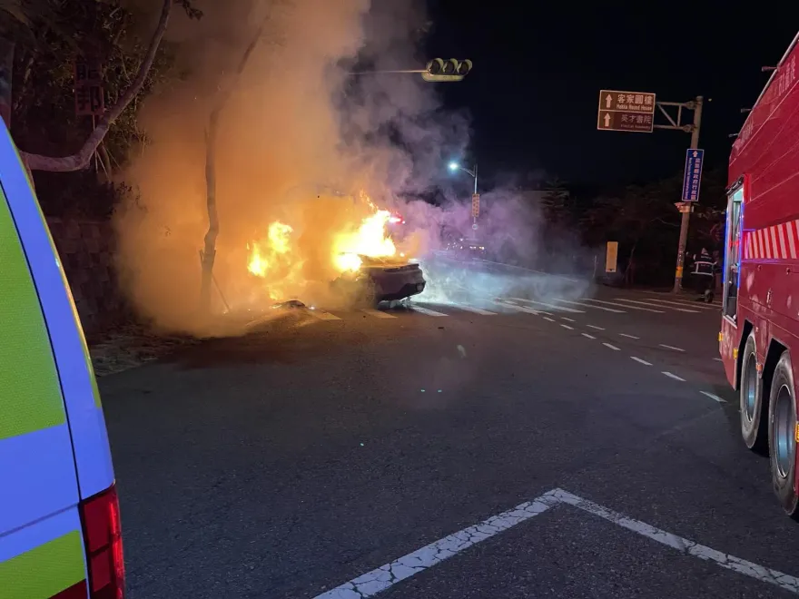 影/瞬間爆炸畫面曝！苗栗3車追撞起火　保時捷轎跑「燒光報廢」