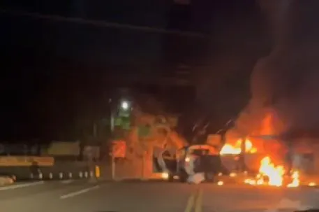 快訊/苗栗造橋3車追撞！保時捷轎跑燒到剩車殼　4人受傷送醫