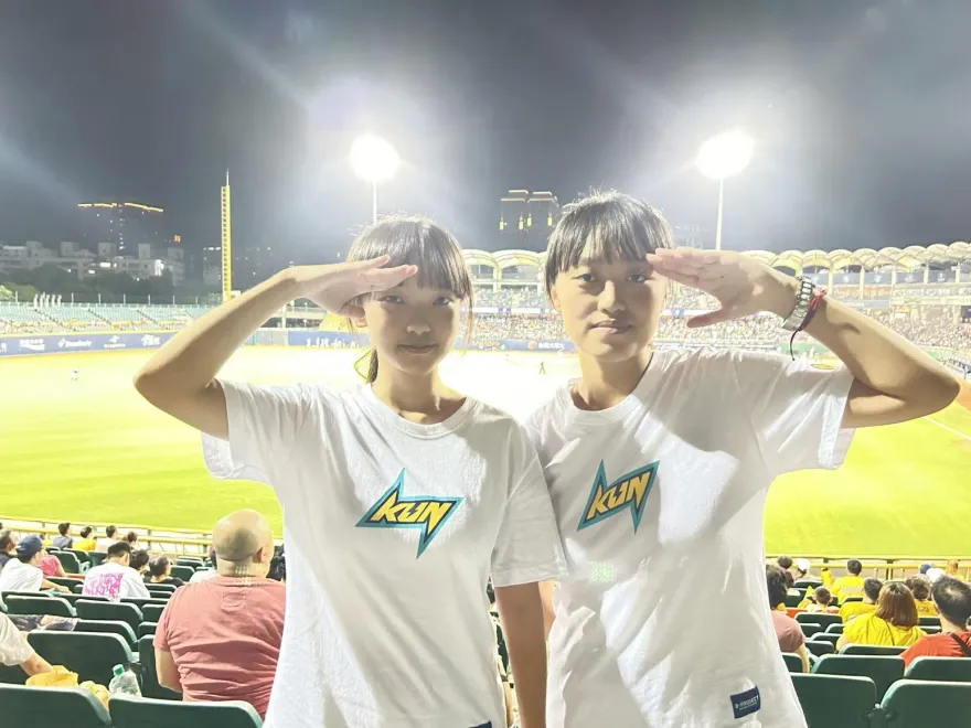 影/張育成首轟球落入兄弟大本營！幸運姊妹收實戰裝備當傳家寶    感性喊話：我們很幸運