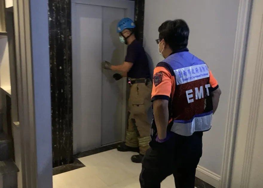 快訊/台南豪宅驚悚受困事件！夫妻「關電梯內3天」才被岳母發現急報警