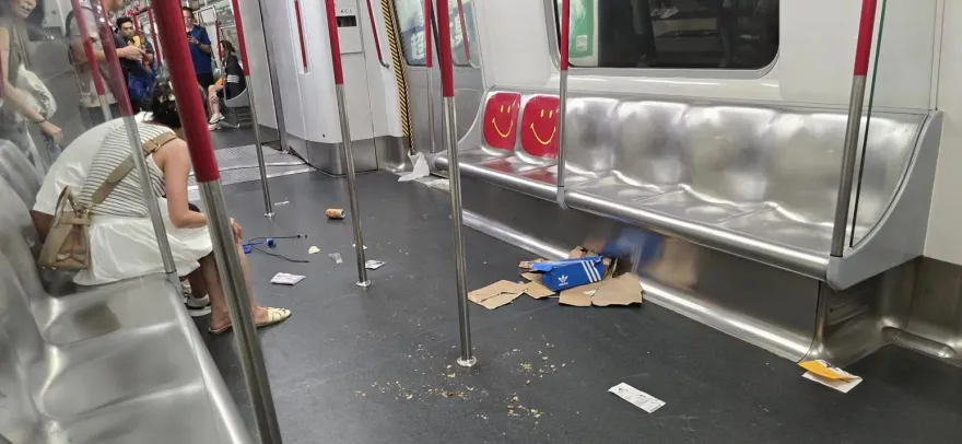 港版《屍速列車》驚悚直擊！地鐵車廂內「男子咬自己手」數十乘客尖叫逃命