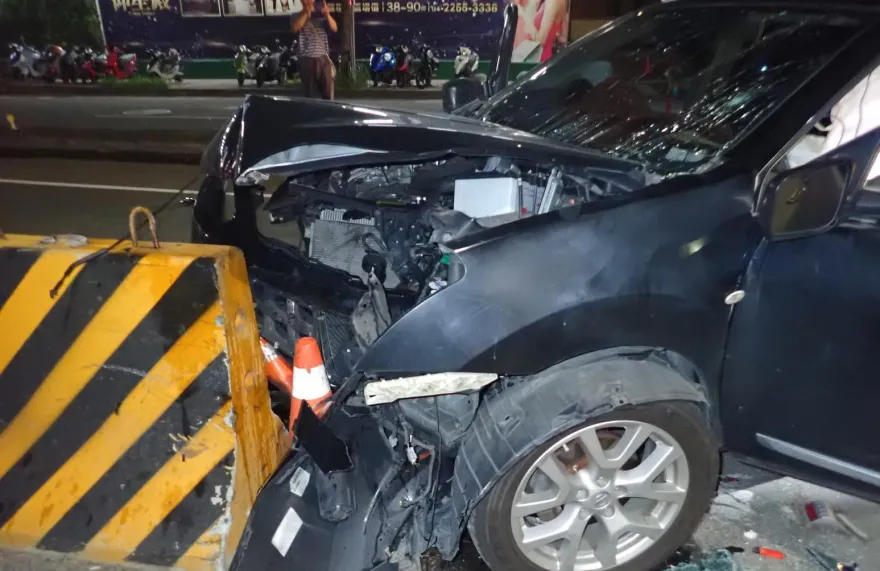 快訊/台中死亡車禍！自撞快車道紐澤西護欄「車頭全毀」男駕駛送醫不治