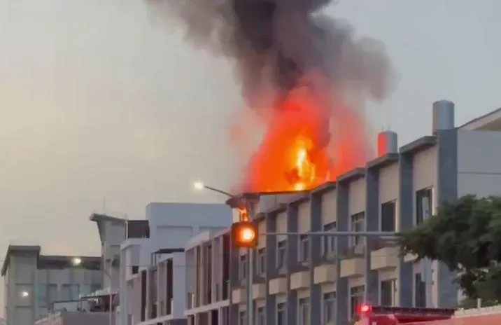 影/高鐵雲林站軌道附近「民宅頂樓全面燃燒」！險阻高鐵行駛幸「風向不對」