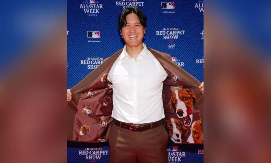 大谷西裝打開開！曬愛犬圖樣刺繡　牽美妻走明星賽紅毯