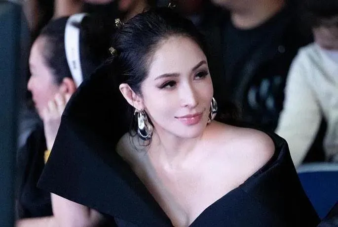 天后好事近？蕭亞軒傳遭外籍男子「驚喜求婚」　經紀人回應了