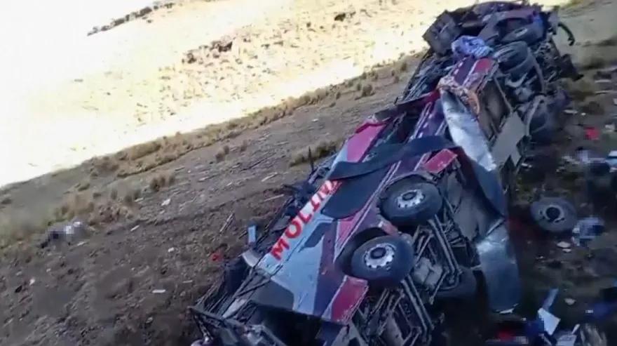 影/秘魯重大車禍！巴士失速墜落山崖　「車體變形滿地屍體」逾24死13傷