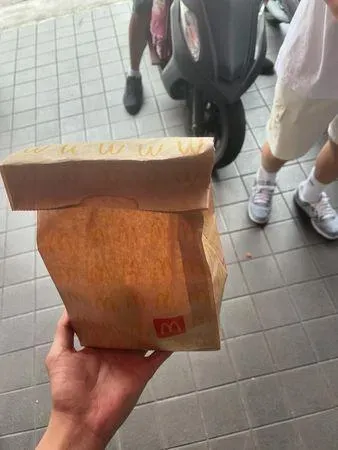 嫩弟衝麥當勞櫃台重現10年前「麥克瘋」舞　還真的拿到免費大麥克