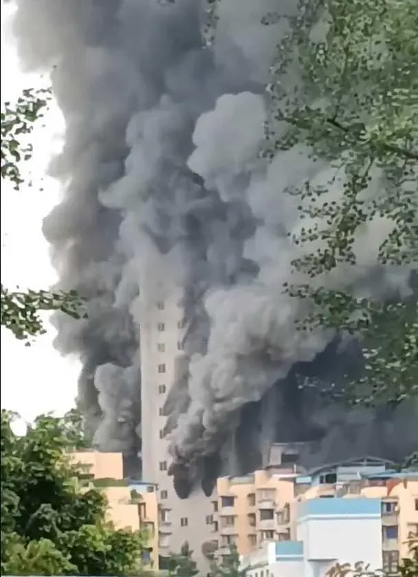 快訊/四川九鼎百貨公司驚爆大火！濃濃黑煙吞沒建築已6人死亡