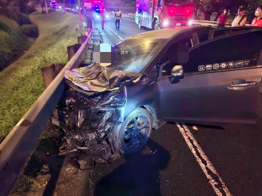 駕駛被檢測出酒精反應！國3東山服務區車禍「1死1傷」　撞護欄車身變形