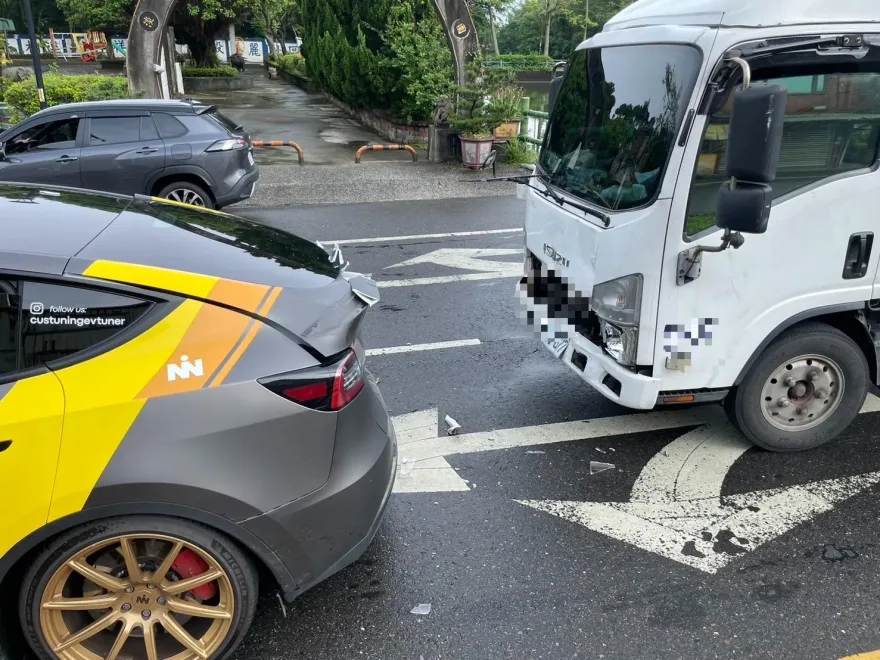 爆料找中天/租特斯拉挨撞「0肇責」竟得自負損失？　租車公司澄清：會理賠