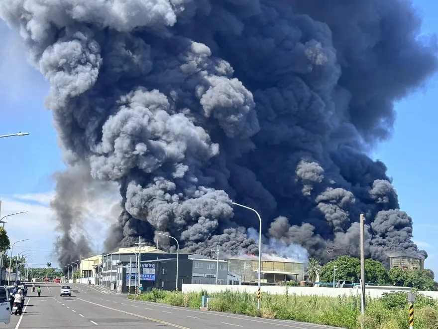 關緊窗！台南工廠大火炸出「黑煙蕈狀火球」　下風6區注意髒空氣來襲
