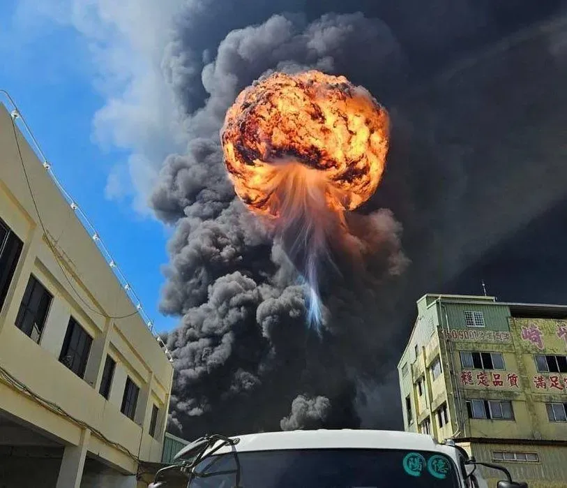 影/轟！台南工廠大火「核爆蕈狀雲」一片黑　目擊者：爆炸2聲就燒起來