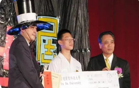幼園之子毛畯珅竟是高材生！拿20萬獎學金「讀社工系」　領獎畫面曝