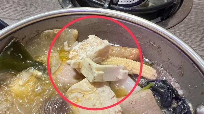 吃小火鍋驚見「白色塑膠物」！她險當成凍豆腐吞下肚　網嚇死：馬桶零件