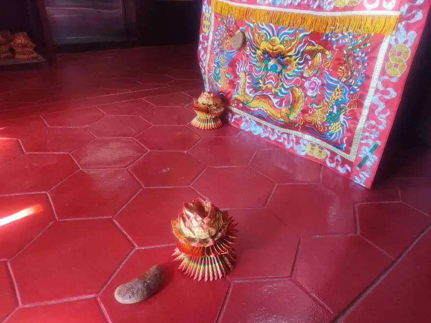 影/建廟58年首見！彰化南安寺顯神蹟　筊杯卡神桌龍紋桌裙