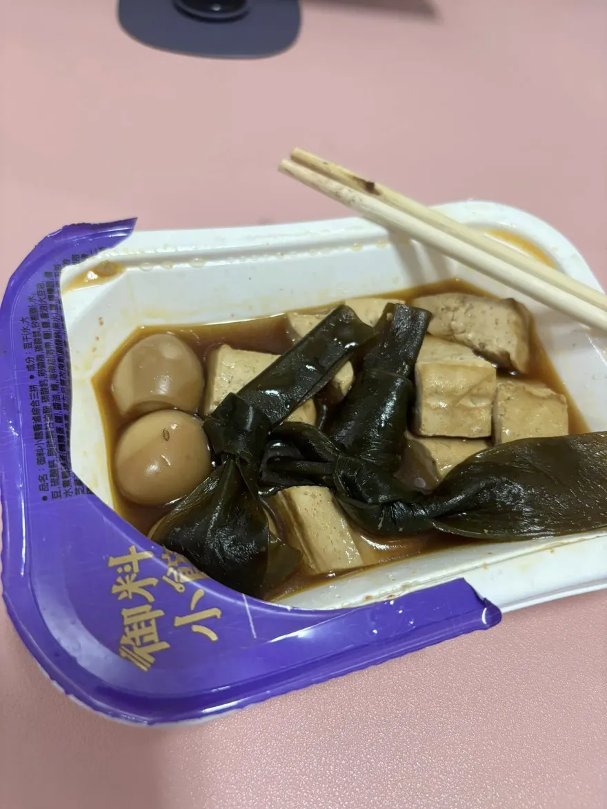 影/太恐怖了！連鎖超商冷藏滷味藏蛆　業者：請廠商了解中