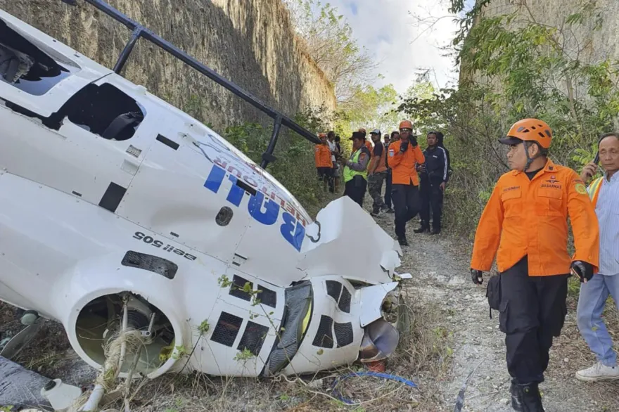 影/現場畫面曝！疑遭風箏線纏繞　峇里島直升機驚傳「墜毀山壁」5人送醫