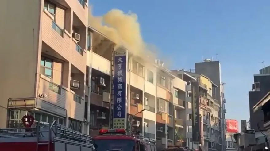 快訊/台南民宅「鐵皮加蓋佛堂」起火　1婦人遭濃煙嗆傷送醫搶救